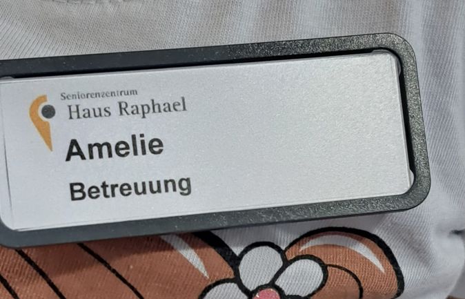 Namensschild mit Vorname und Betreuung an Kinder-T-Shirt