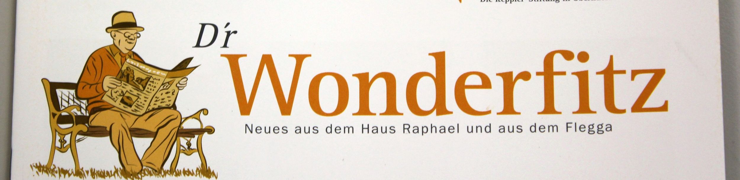 Titelseite einer Seniorenzeitung des Seniorenzentrums Haus Raphael mit lesendem Mann auf Parkbank