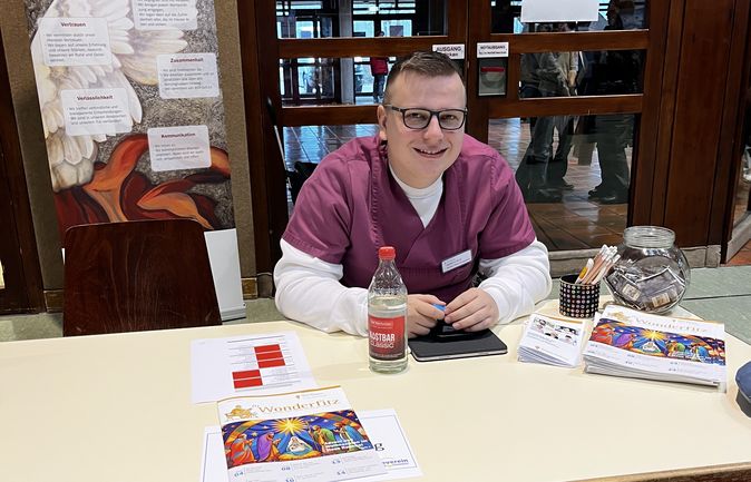 Person in medizinischer Kleidung an Messestand auf der Schülerberufsmesse in Oberndorf