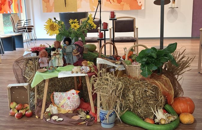 Erntedankaltar im Haus Raphael mit Körben, Sonnenblumen und Figuren