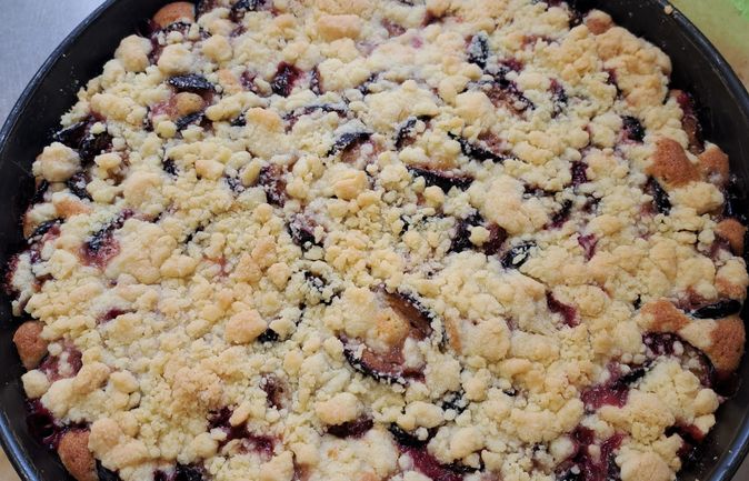 Zwetschgenstreuselkuchen in Springform mit sichtbaren Zwetschgenstücken