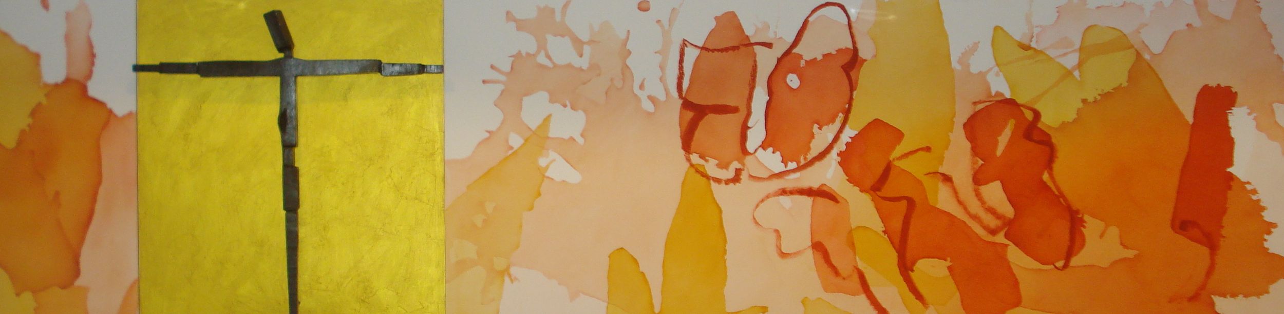 Abstrakte Komposition mit goldener Fläche links, dunklem T-förmigen Metallstab und orange-gelben Aquarellformen