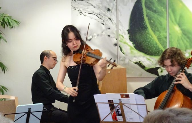 Junges Streichtrio spielt Geige und Cello für Bewohner:innen