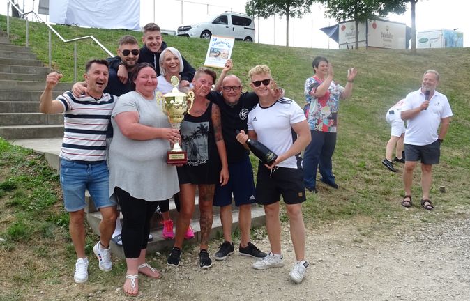 Siegerteam mit Pokal und Urkunde beim Keppler Cup