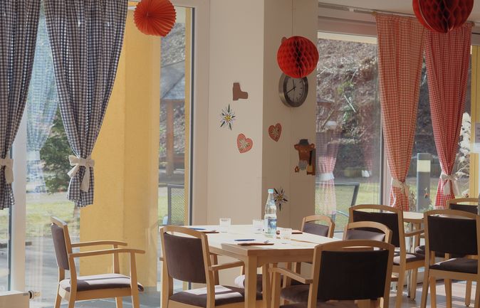 Essbereich mit aufgehängten roten Papierkugeln zur Fasnet
