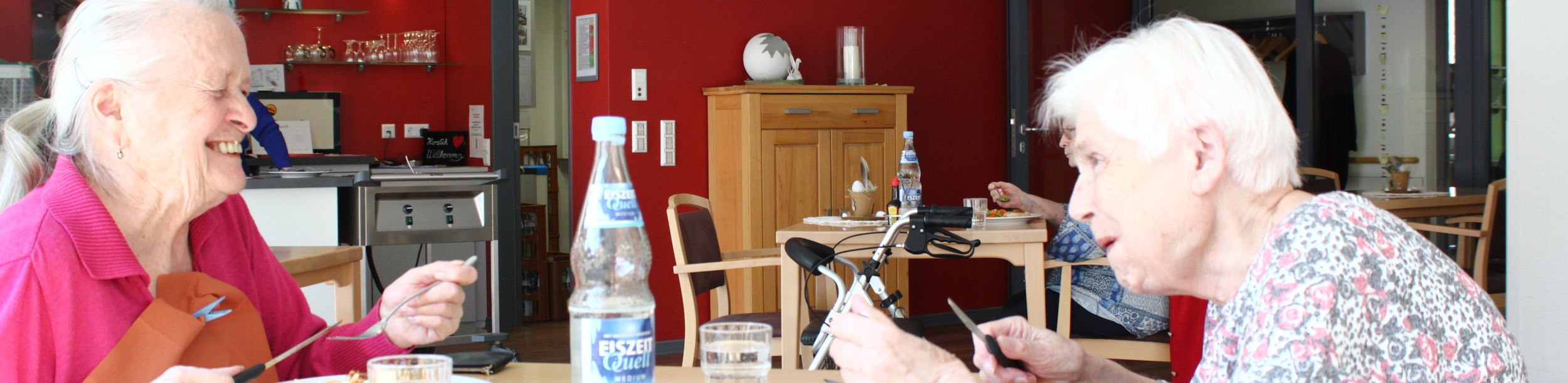 Zwei ältere Frauen essen gemeinsam am offenen Mittagstisch