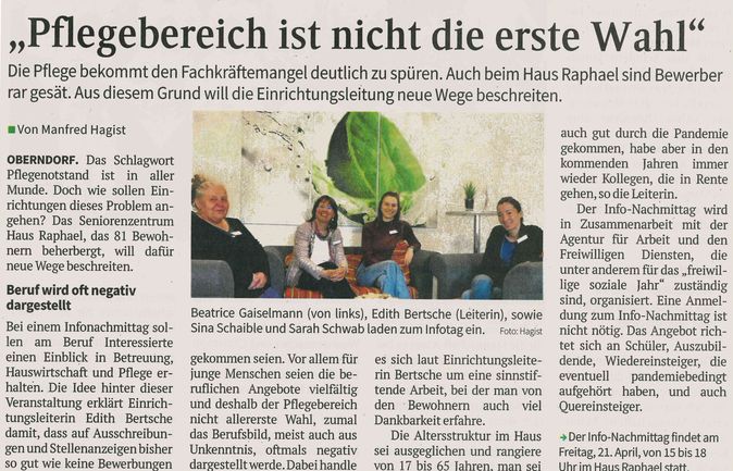 Vier Frauen sitzen auf Sofa beim Informationstag im Haus Raphael